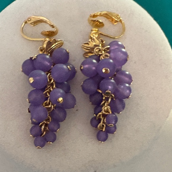 Avon Jewelry - 1989 Avon Frosted Purple Grapes Clip Earrings Gold Tone Dangle Drop Cluster